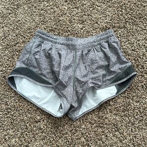 Lululemon hotty hot low rise lined short 2.5”